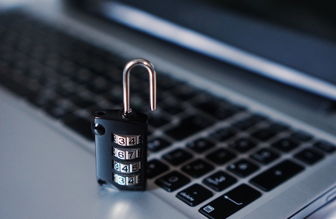 computer security padlock hacker 1591018